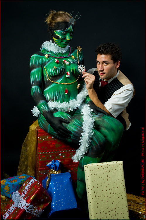 Weihnachtsbaum schmuecken Weihnachtsbaum schmuecken - FARBTRAEUME / Magistus.de