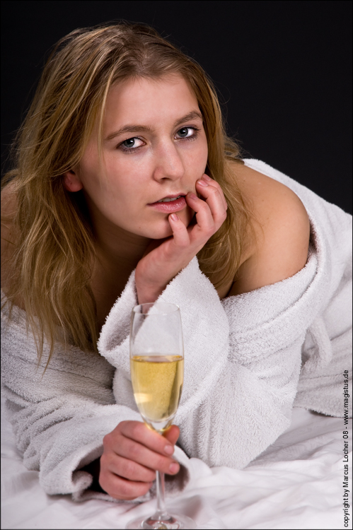 In Bed with Champaign - Akt In Bed with Champaign - Nude Art - By Magistus.de