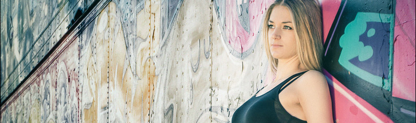 Hotpants & Graffiti - Jeans Fashion Photoshoot with beautiful blonde model in jeans hotpants posing in front of a graffiti wall in the summer - © by Magistus