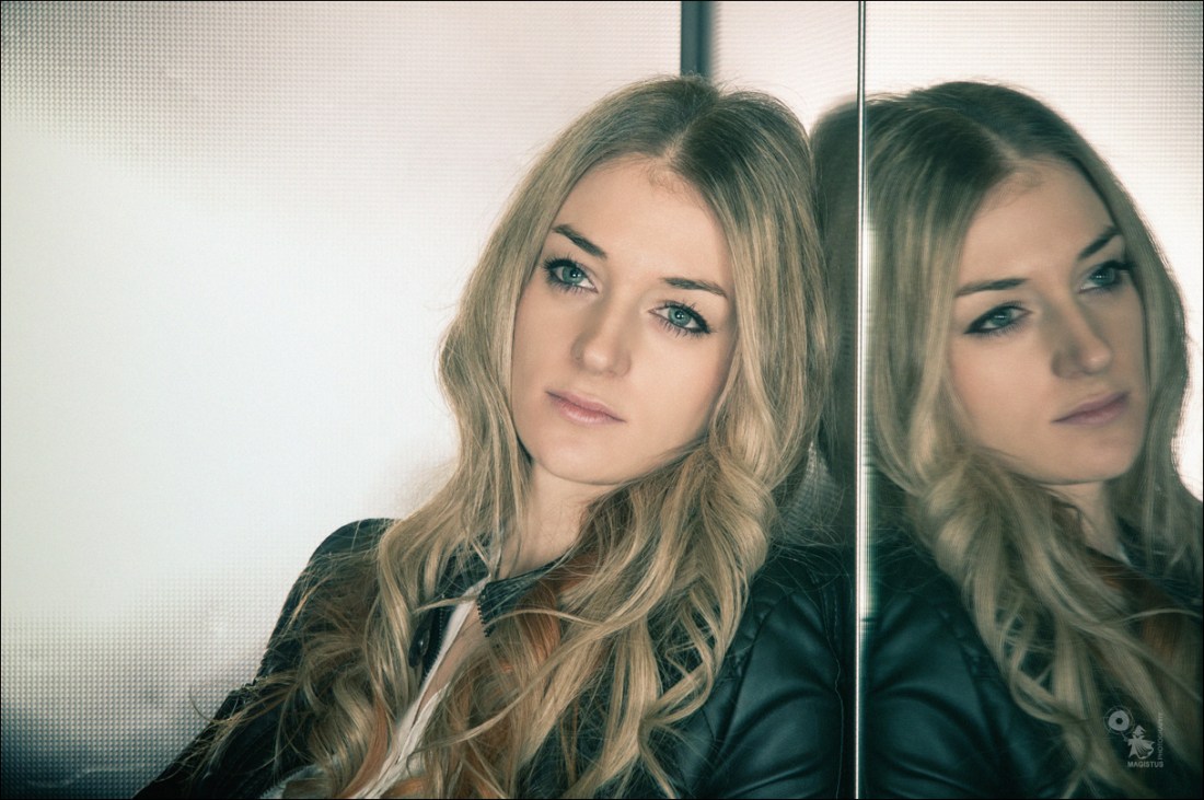 Beauty in the Mirror - Portrait Photoshoot onLocation with a beautiful blonde model - © by Magistus