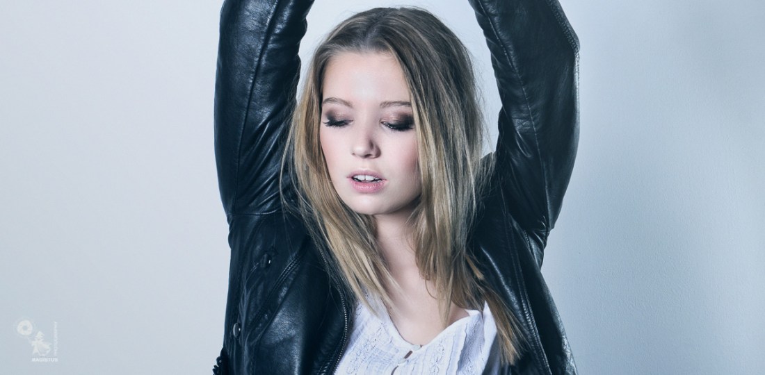 Dancing Jeans Girl - Wonderful Beauty and Jeans Fashion Portrait - © by MagistusFoto