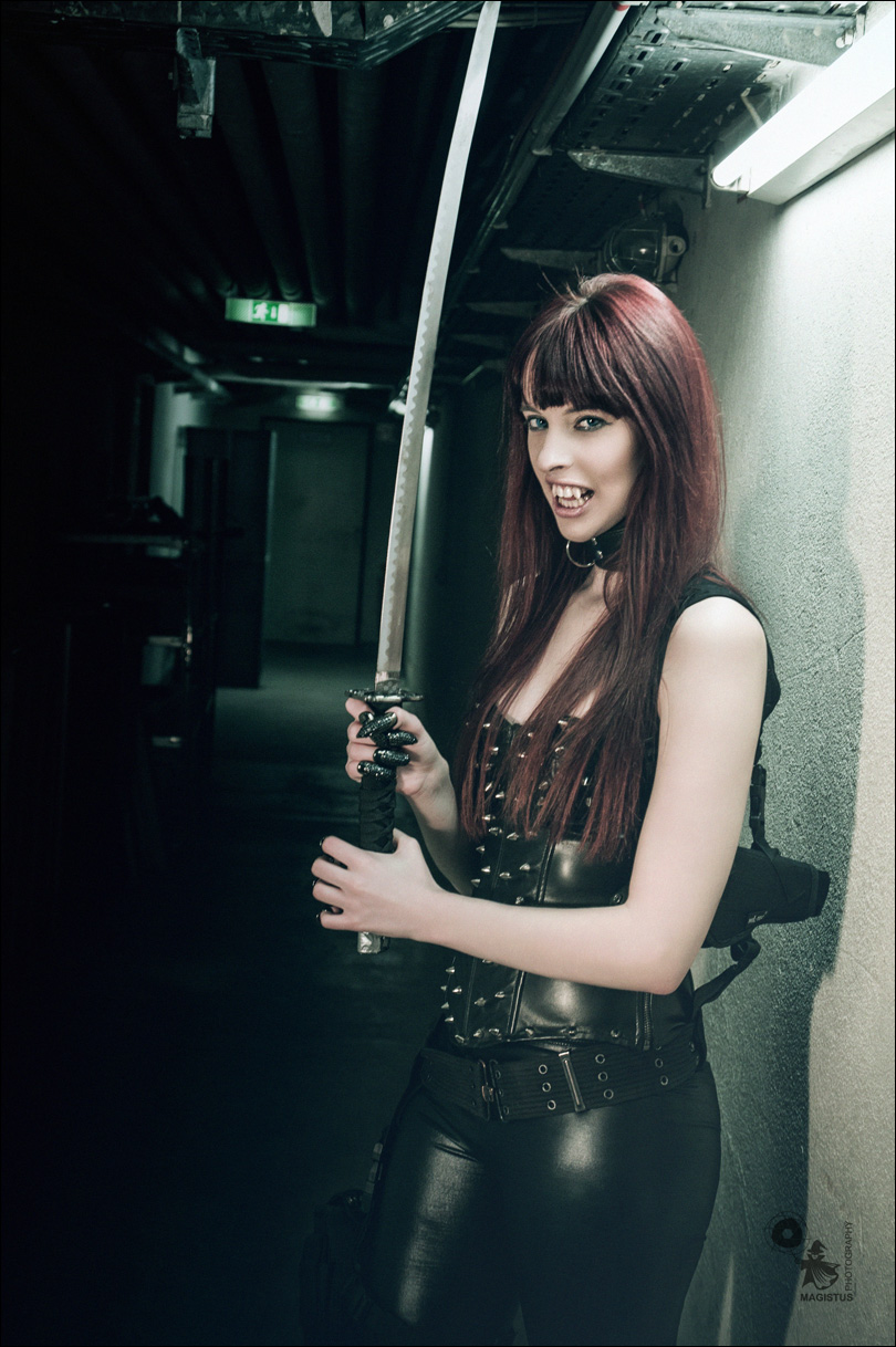Vampire Samurai - Hot & Sexy Fightergirl Photoshoot with a model in black leggings and corsage posing with a samurai sword - © by MagistusFoto