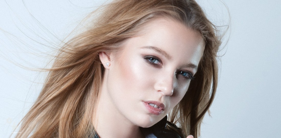 Beauty Vamp - Jeans Fashion Portrait - © by Magistus