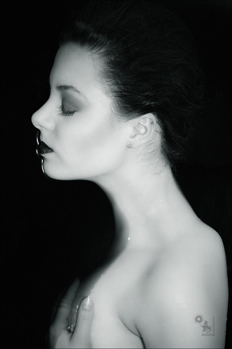 Black Water Nude - Black and White Nude Portrait in black Water - © by MagistusFoto