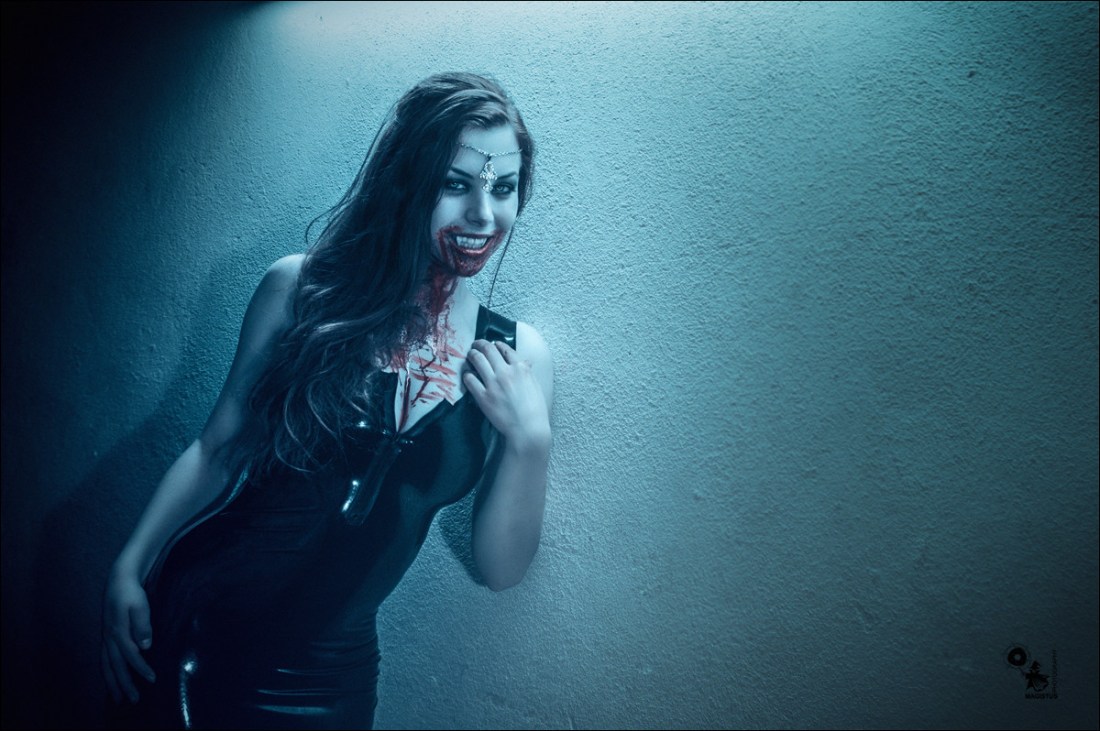 Bloody Moony - Vampire Fantasy with hot girl in a tight Latex Dress - © by Magistus