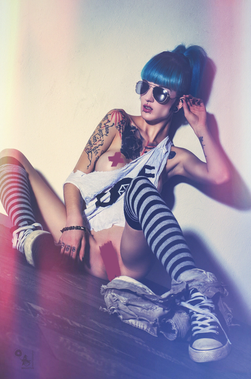 Naughty Stranger - Super hot and explicite Erotic Art photo with alternative model IntensivstatOn Prinzession posing naked with sunglasses showing her tits and naked pussy - © by Magistus