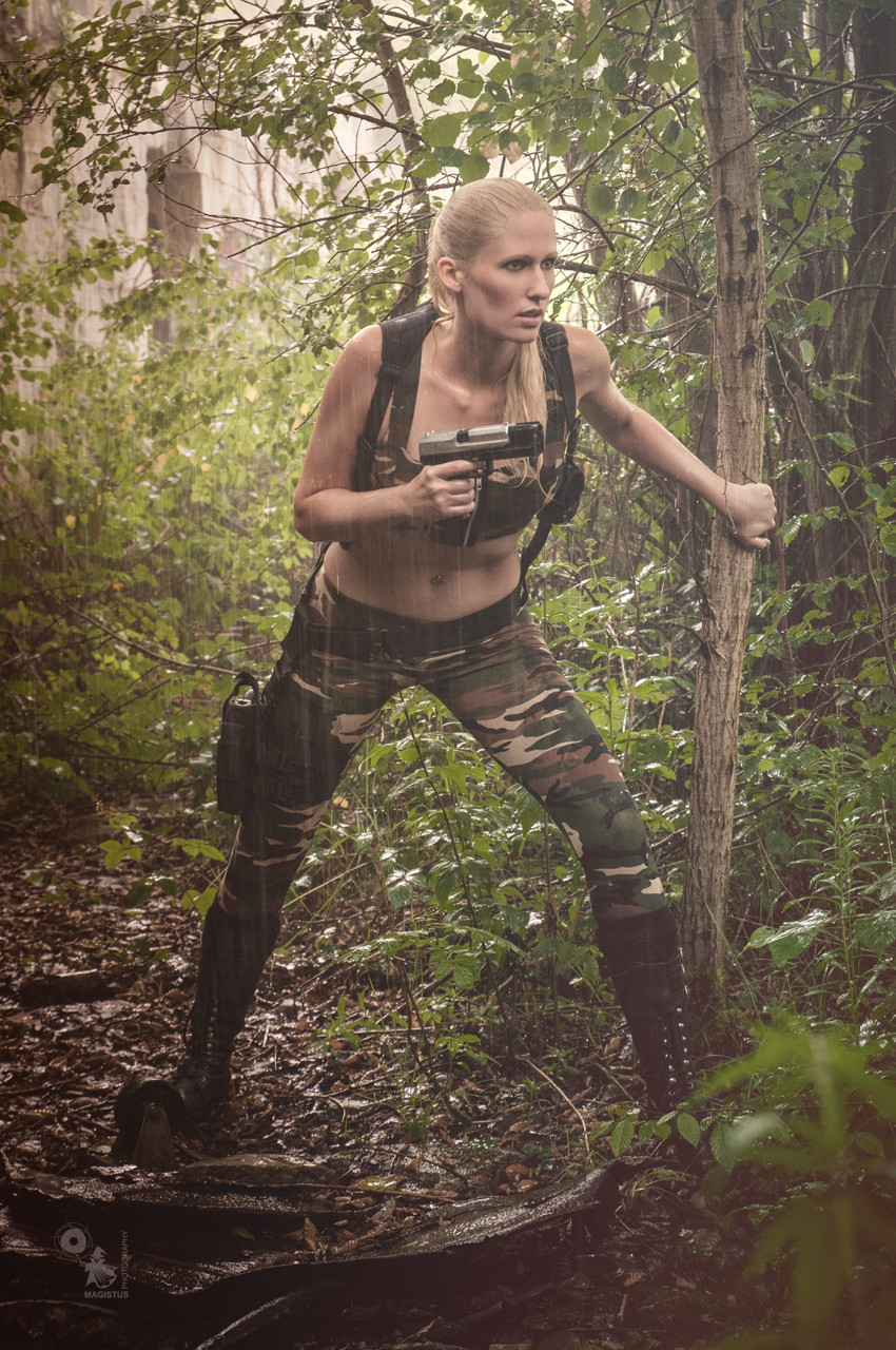 GI Jane - Super sexy fightergirl in the rain posing with a gun wearing camouflage leggings and top - © by Magistus