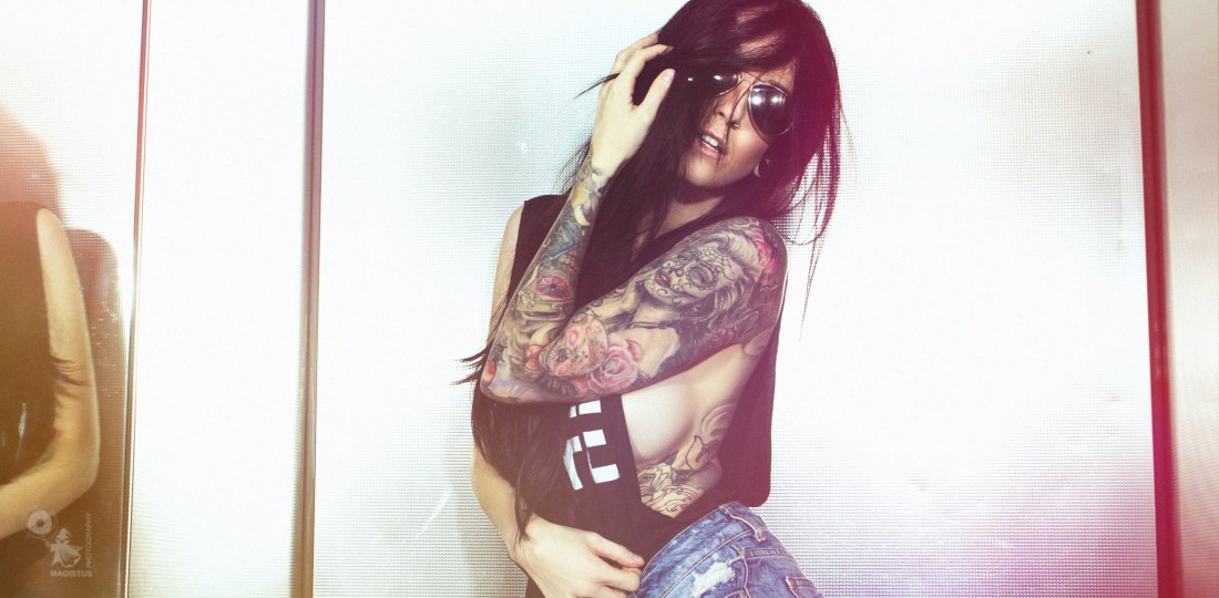 Elevator N Jeans - Super sexy Tattoo Model is posing in an elevator showing fantastic hot sideboobs wearing jeans hotpants. - © by Magistus