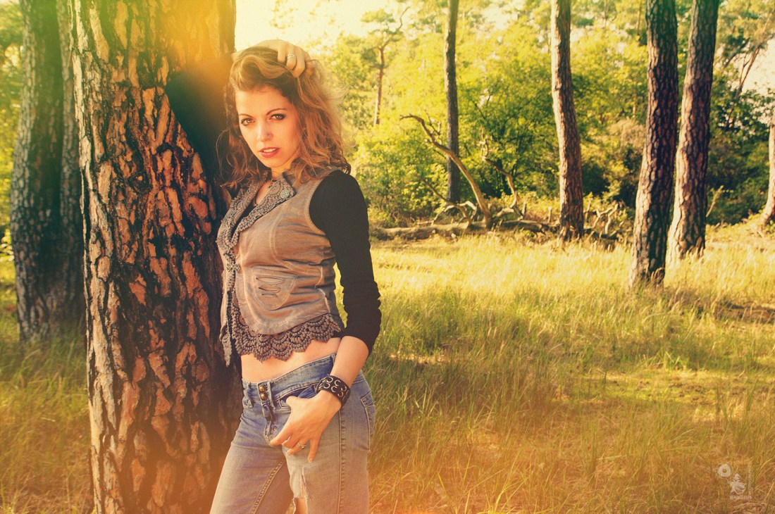 Sunny Jeans - Sexy jeans girl is posing outdoor in the sun showing her beautiful belly looking into the camera - Copyright by Magistus