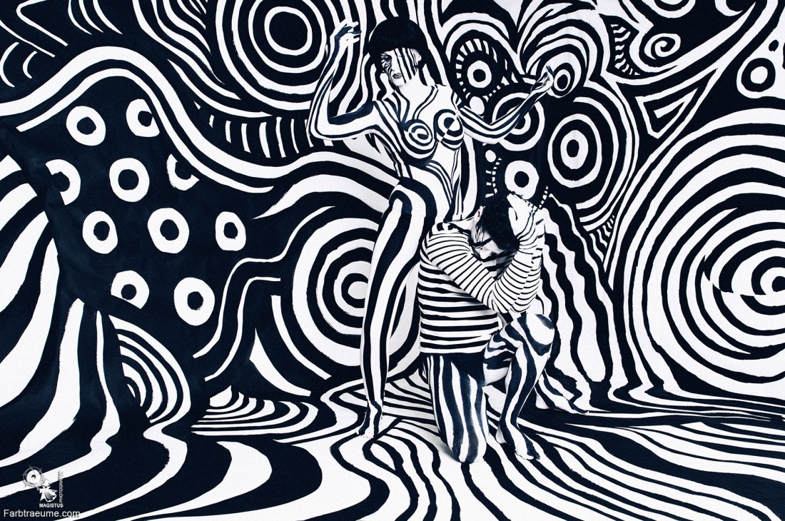 Black Circles - Bodypainting Picture with Male-Efficient & Sabrina - Painted by Farbtraeume.com - Photo & Edit: Magistus