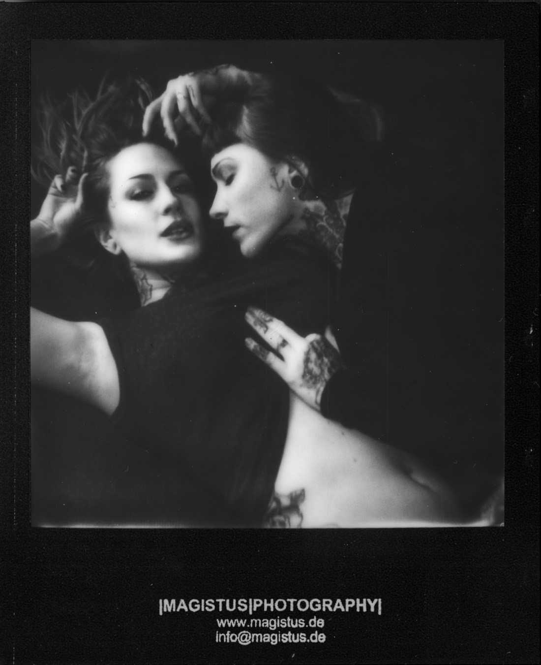 20151109_20151109_impossiblebwblackframe_lauracelina-alexa_4_analogsicht__by-magistus